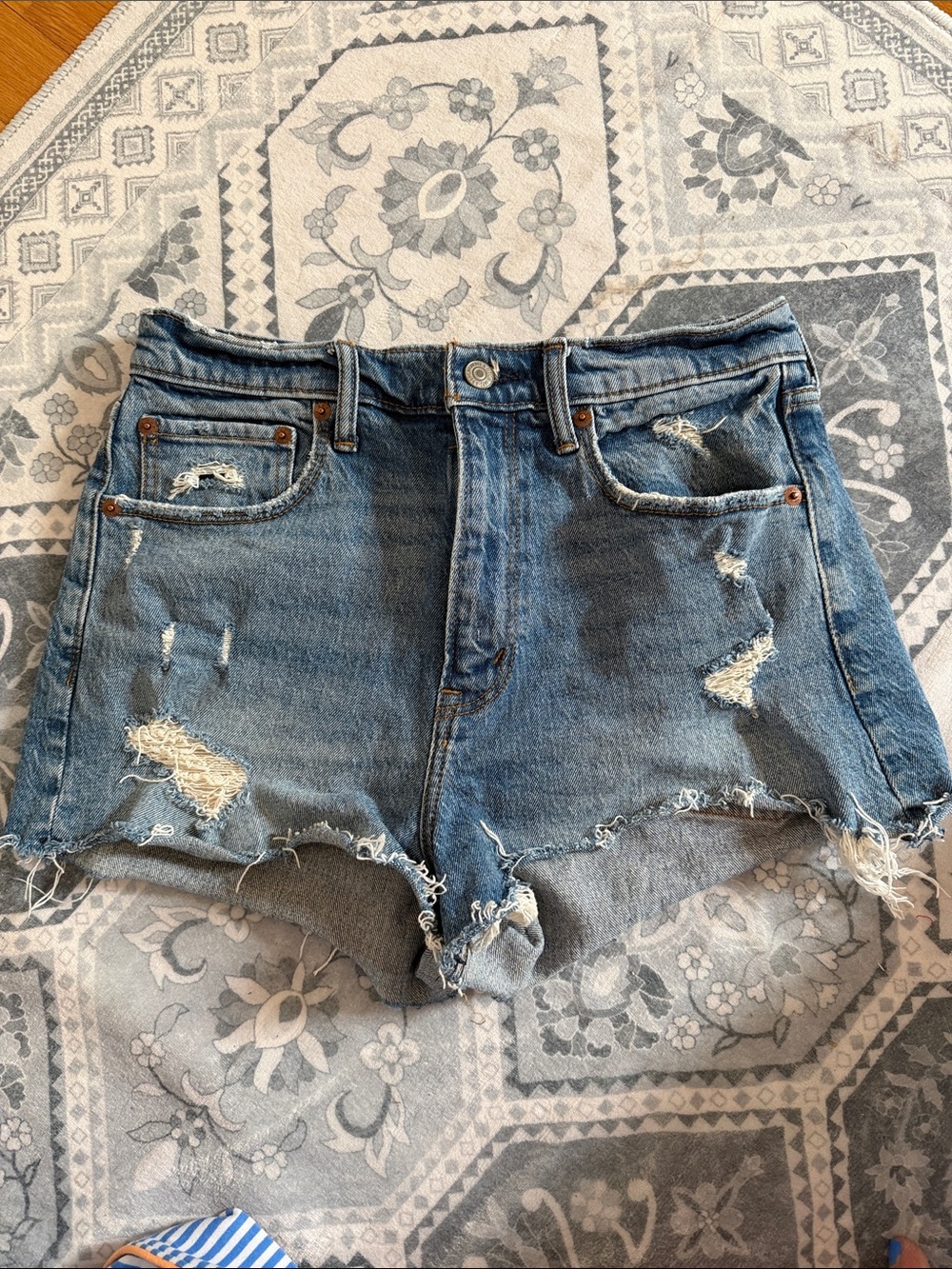 A&F The Mom Short High Rise - Picture 2 of 5